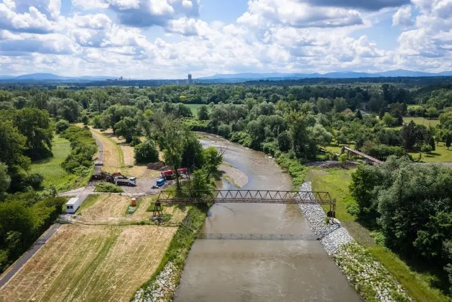 W Karwinie powstaje nowa przeprawa i trasa rowerowa nad Olzą