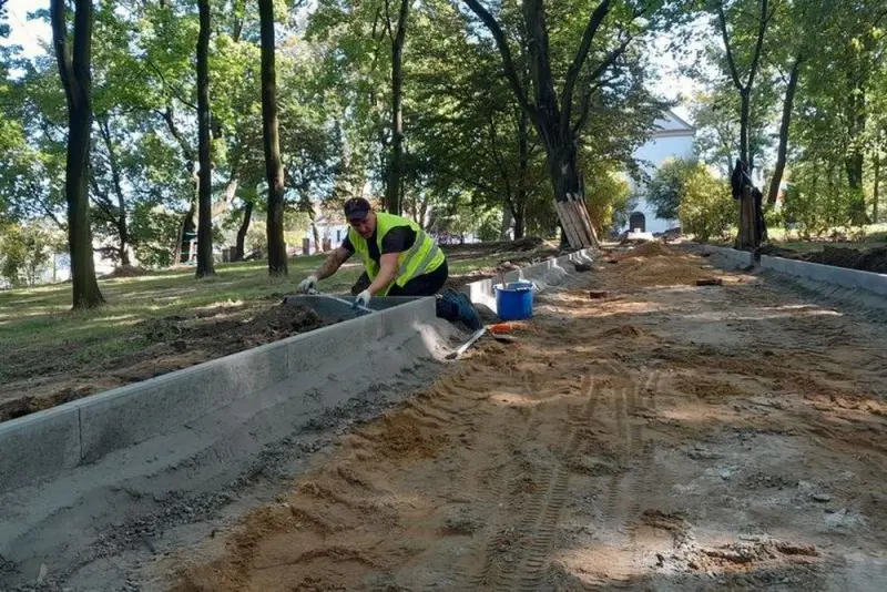 Nowe ścieżki i oświetlenie w parku im. św. Jana Sarkandra w Rybniku