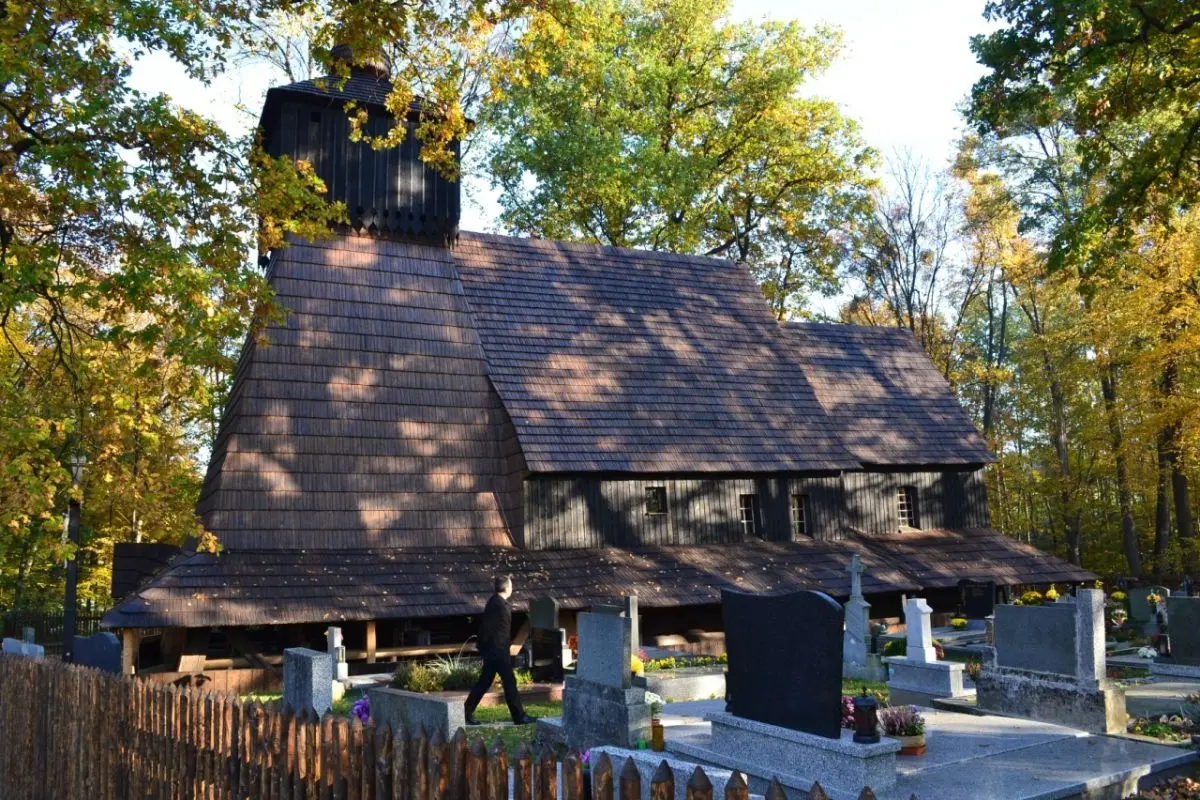 Dziewięć lat po pożarze drewniany kościół w Gutach znów zachwyca turystów
