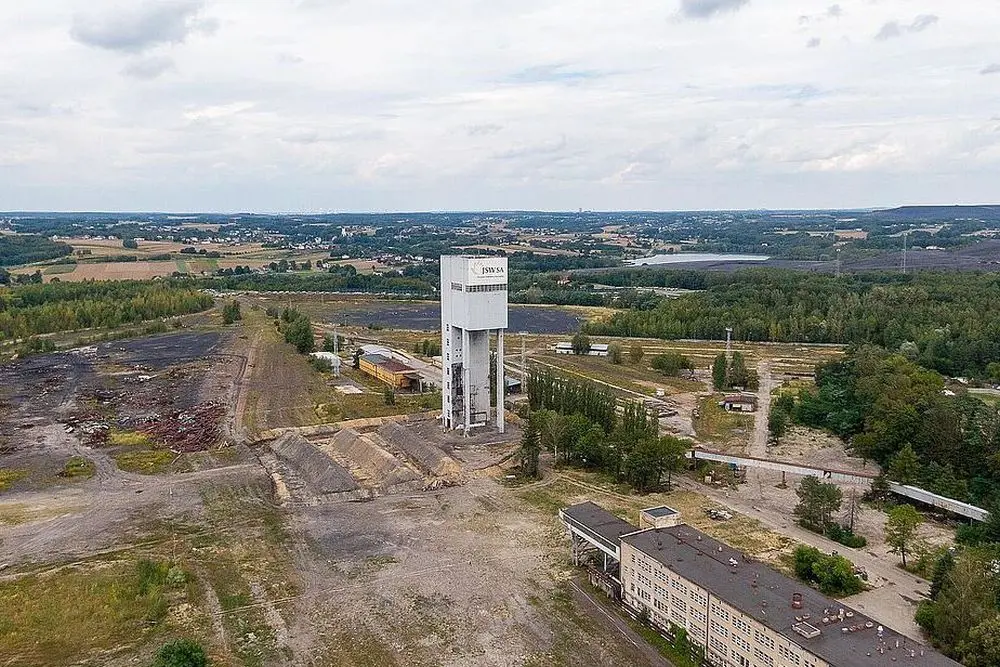 73metrová věž šachty Jas-Mos šla k zemi. Co má na jejím místě vyrůst?